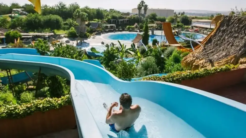 AquaSierra water park in Villafranca de Córdoba with water slides and pools