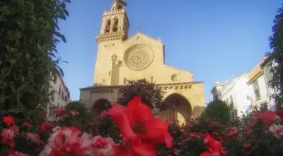 Façade of the Iglesia de San Lorenzo with its Gothic rose window and triple-arch portico