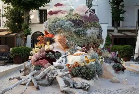 Contemporary floral art installation in a historic patio during the FLORA festival in Córdoba