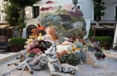 Contemporary floral art installation in a historic patio during the FLORA festival in Córdoba