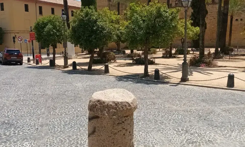 Traditional white façade of Hostal Alcázar in the San Basilio patio district