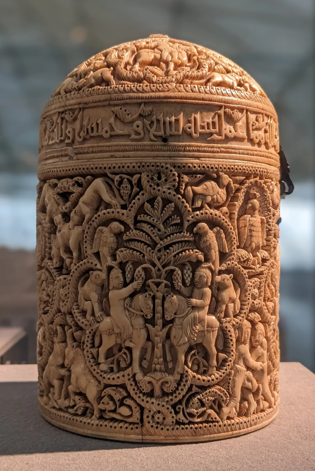Pyxis of al-Mughira, carved ivory box from the Madinat al-Zahra workshop near Córdoba, 968 CE, displayed in the Louvre