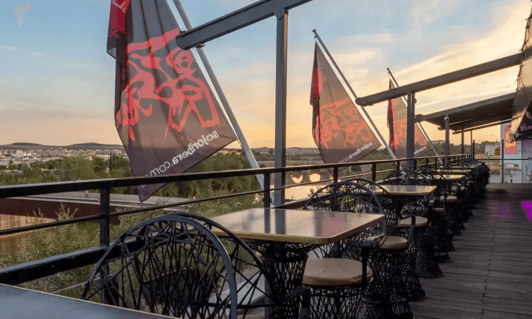 Terrasse du Sojo Ribera avec vue nocturne sur le Guadalquivir