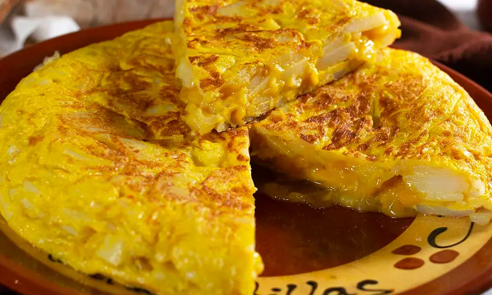 Thick, creamy tortilla de patatas served at a traditional Córdoba bar