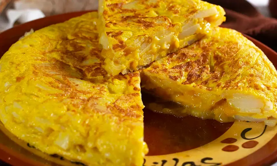 Thick, creamy tortilla de patatas served at a traditional Córdoba bar